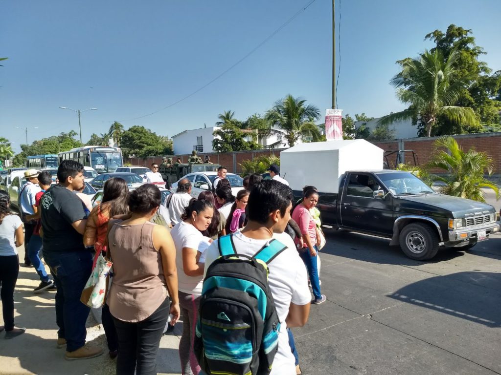 Pasajeros tienen que seguir a pie al chocar dos camiones