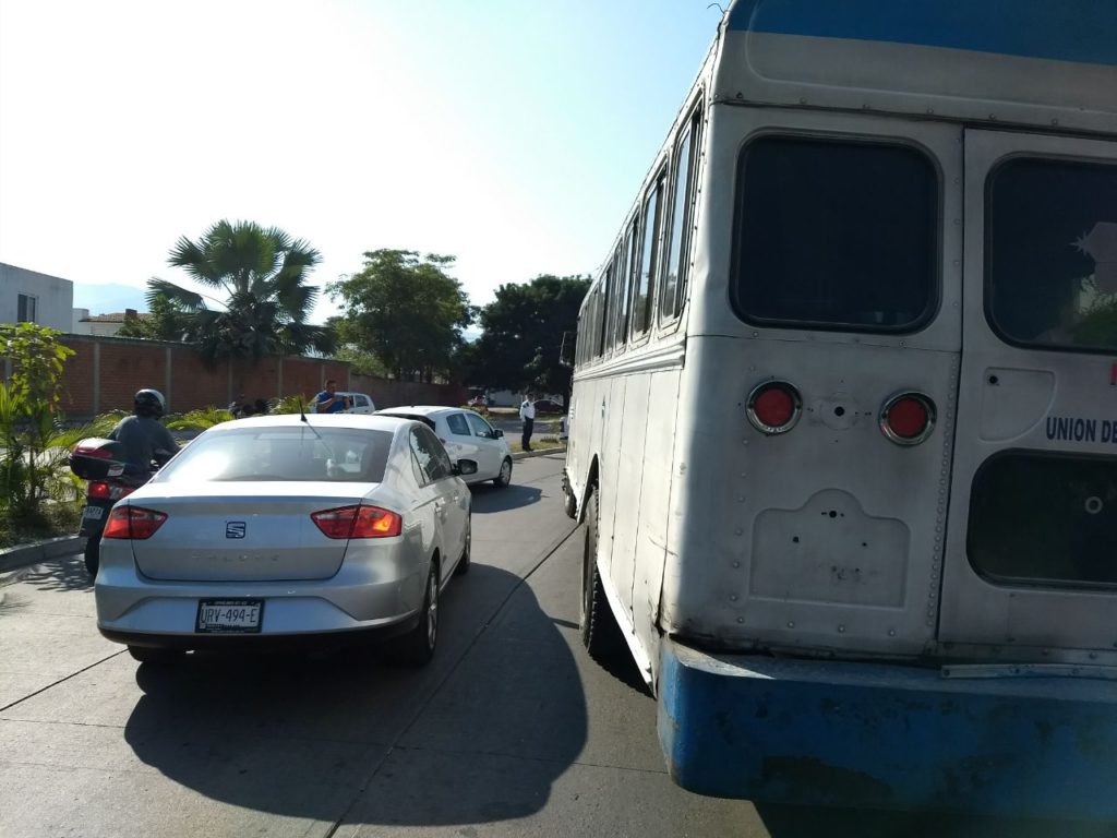 Pasajeros tienen que seguir a pie al chocar dos camiones