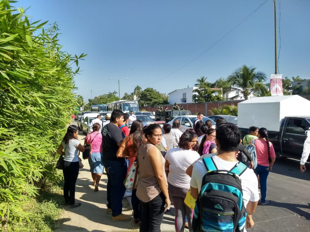 Pasajeros tienen que seguir a pie al chocar dos camiones