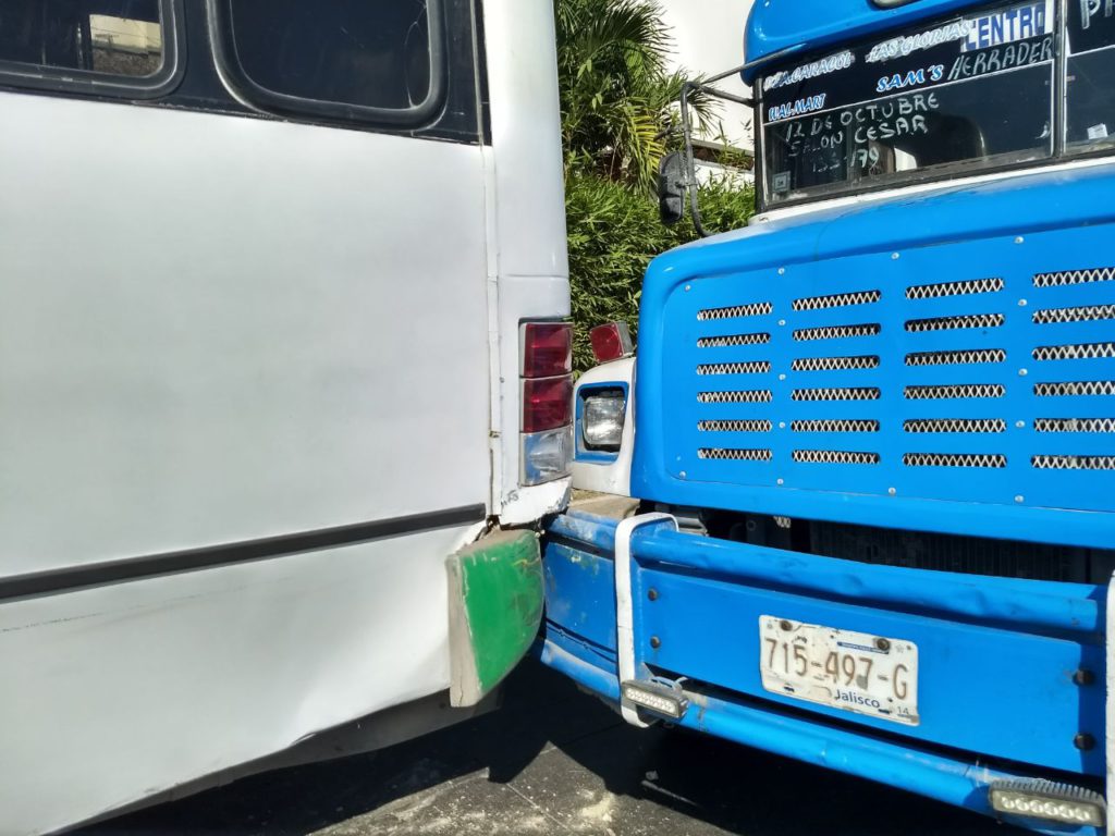 Pasajeros tienen que seguir a pie al chocar dos camiones