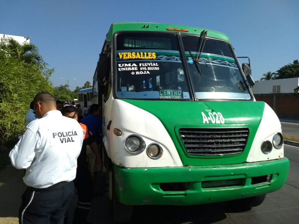 Pasajeros tienen que seguir a pie al chocar dos camiones