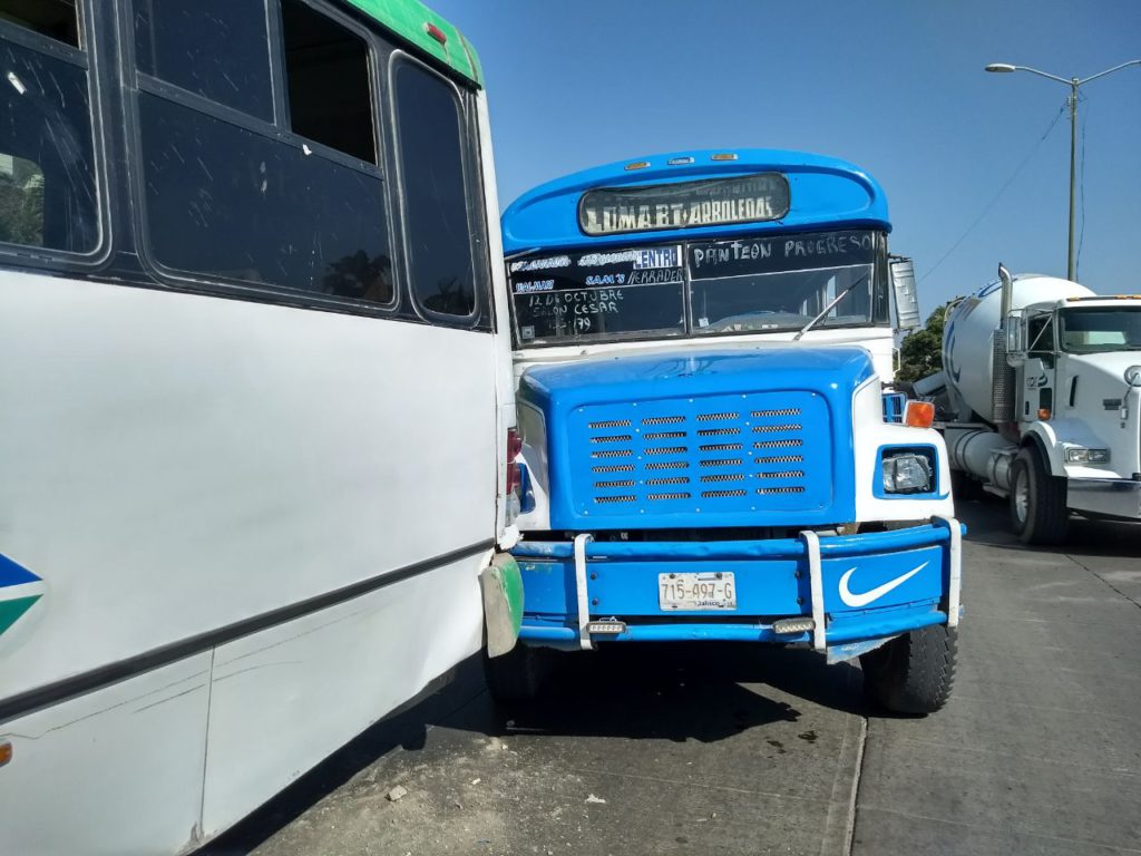 Pasajeros tienen que seguir a pie al chocar dos camiones
