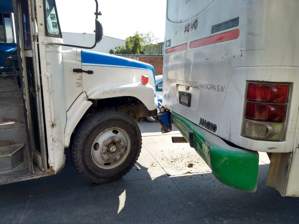 Pasajeros tienen que seguir a pie al chocar dos camiones