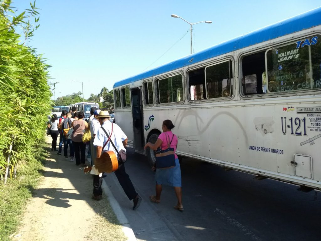 Pasajeros tienen que seguir a pie al chocar dos camiones