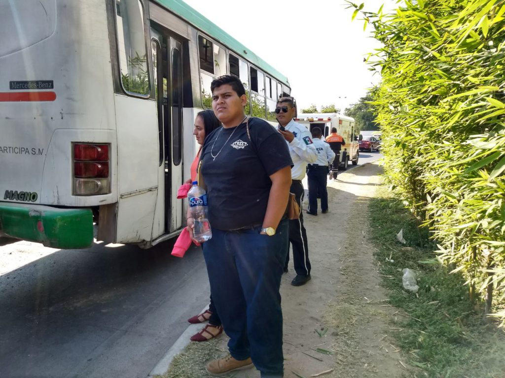 Pasajeros tienen que seguir a pie al chocar dos camiones