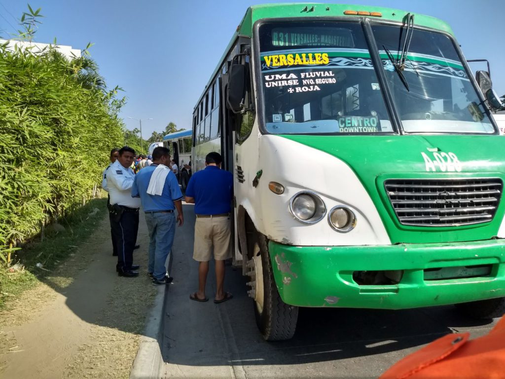 Pasajeros tienen que seguir a pie al chocar dos camiones