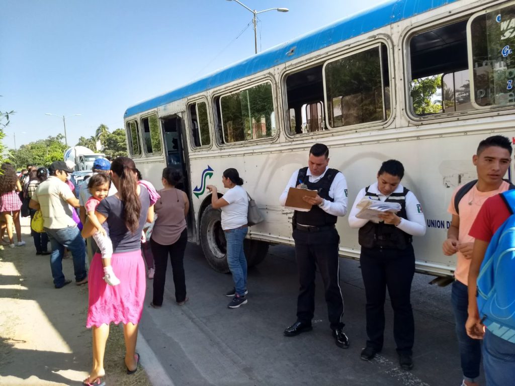 Pasajeros tienen que seguir a pie al chocar dos camiones