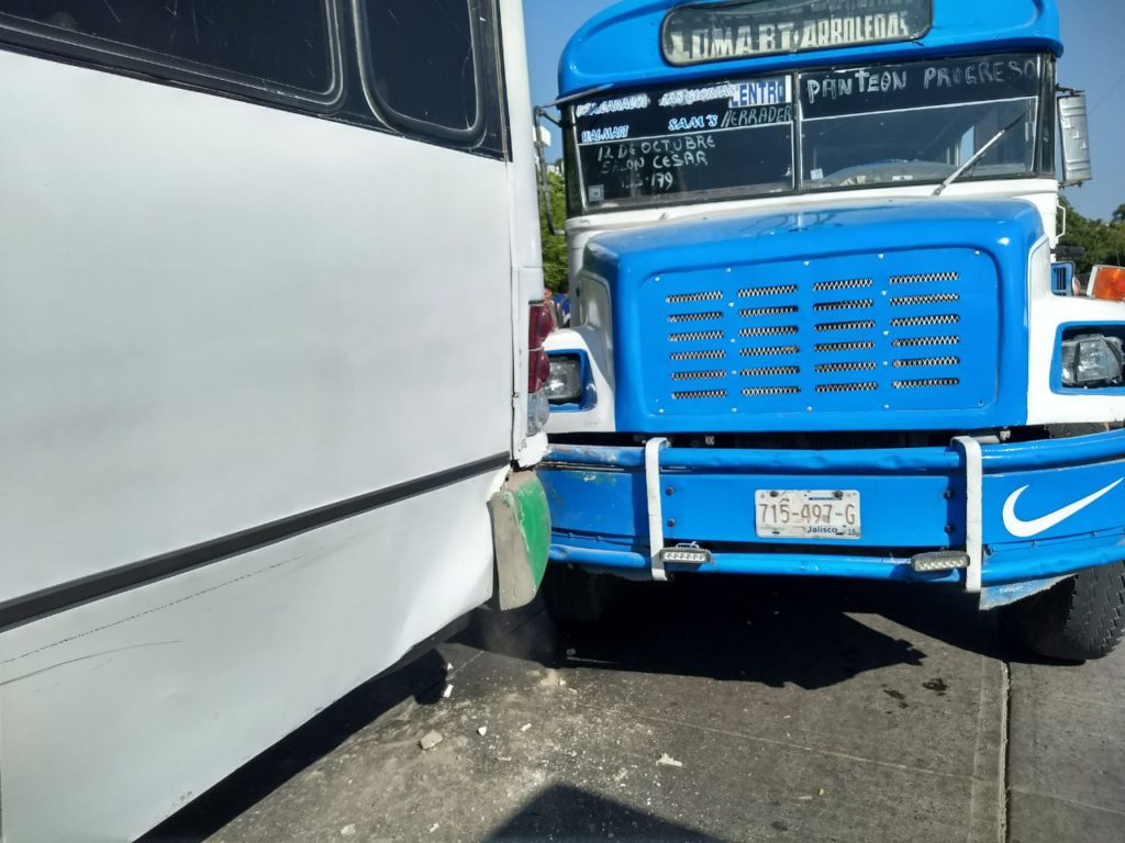 Pasajeros tienen que seguir a pie al chocar dos camiones