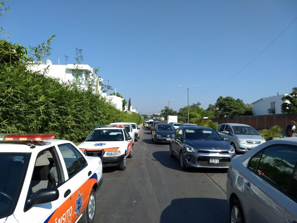 Pasajeros tienen que seguir a pie al chocar dos camiones