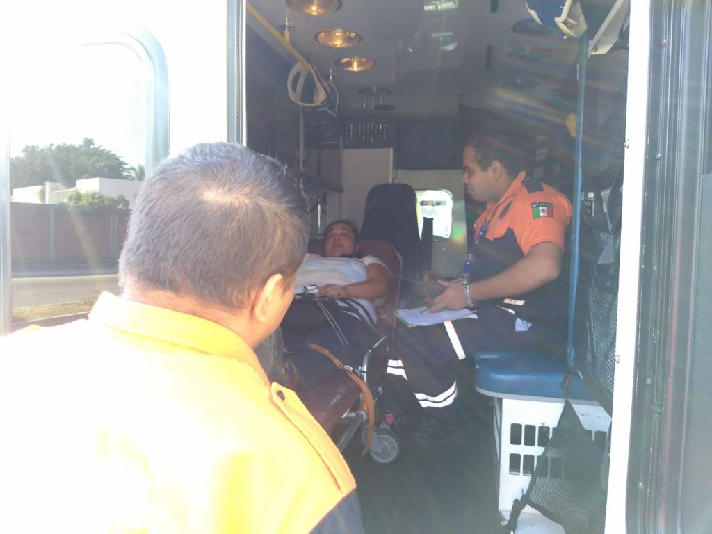 Pasajeros tienen que seguir a pie al chocar dos camiones