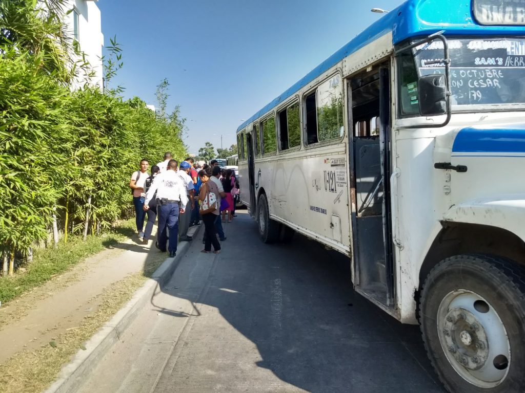 Pasajeros tienen que seguir a pie al chocar dos camiones