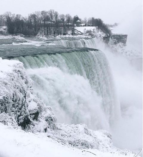 Por onda polar, se congelan las Cataratas del Niágara