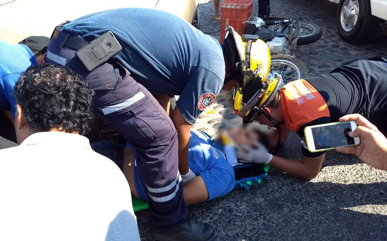 Carambola deja a motociclista en el piso