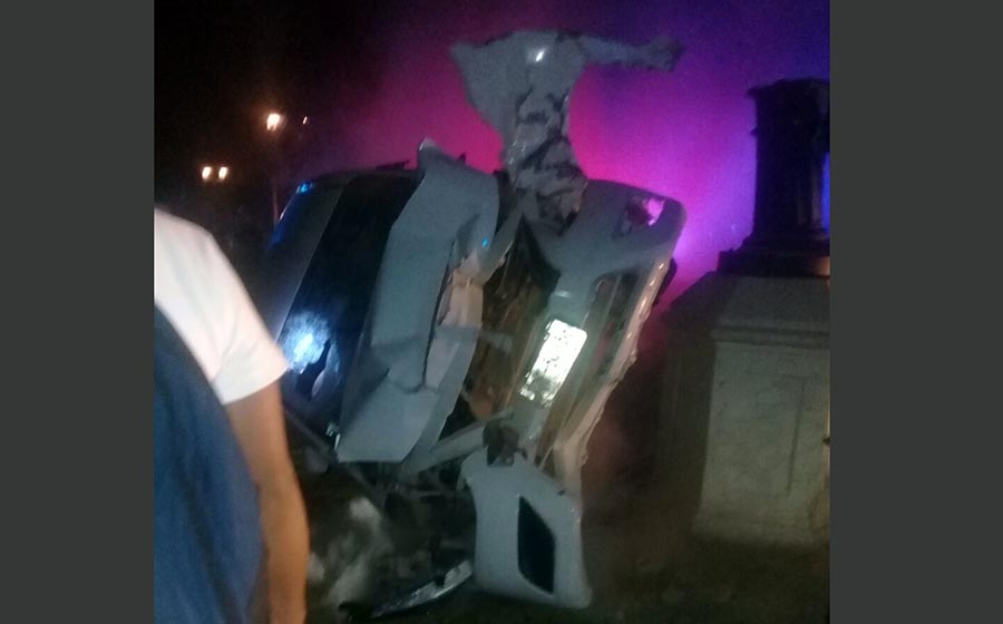 Por ir hablando por teléfono, conductor de Uber choca