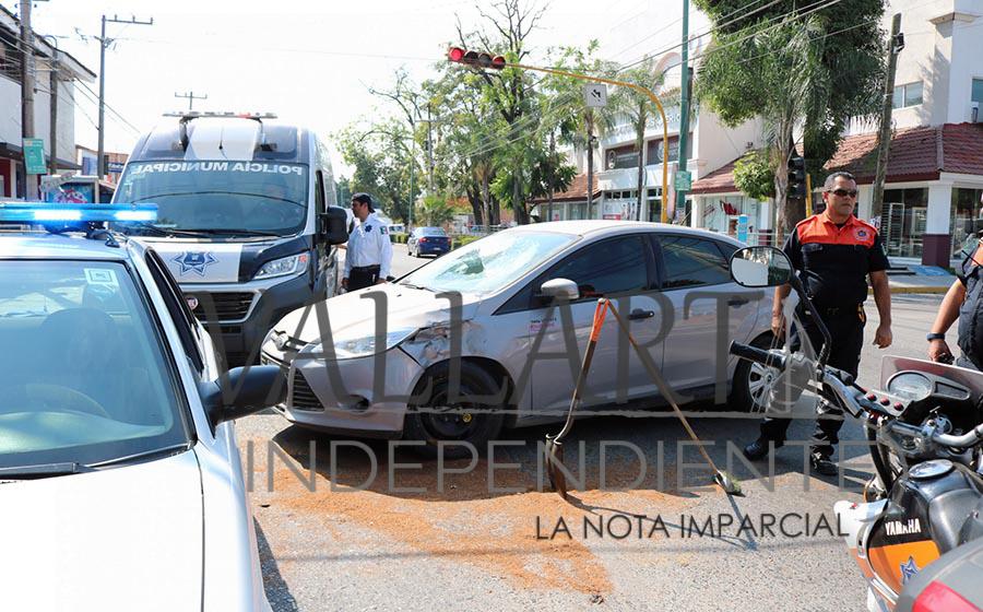 Se ‘vuela el semáforo’ y sale volando al chocar con un auto