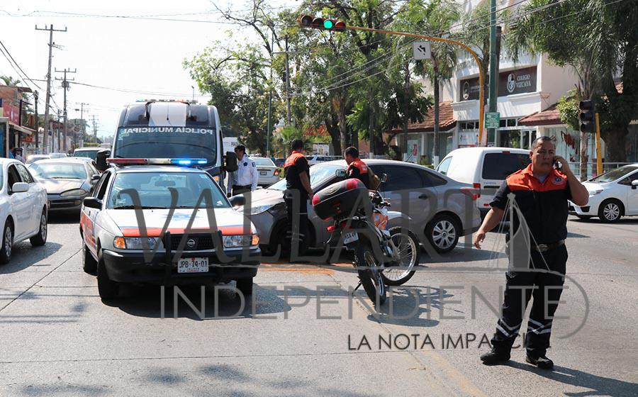 Se ‘vuela el semáforo’ y sale volando al chocar con un auto