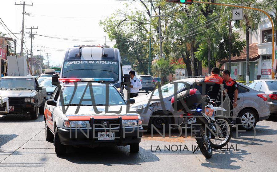 Se ‘vuela el semáforo’ y sale volando al chocar con un auto