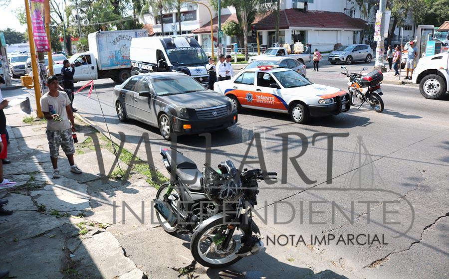 Se ‘vuela el semáforo’ y sale volando al chocar con un auto