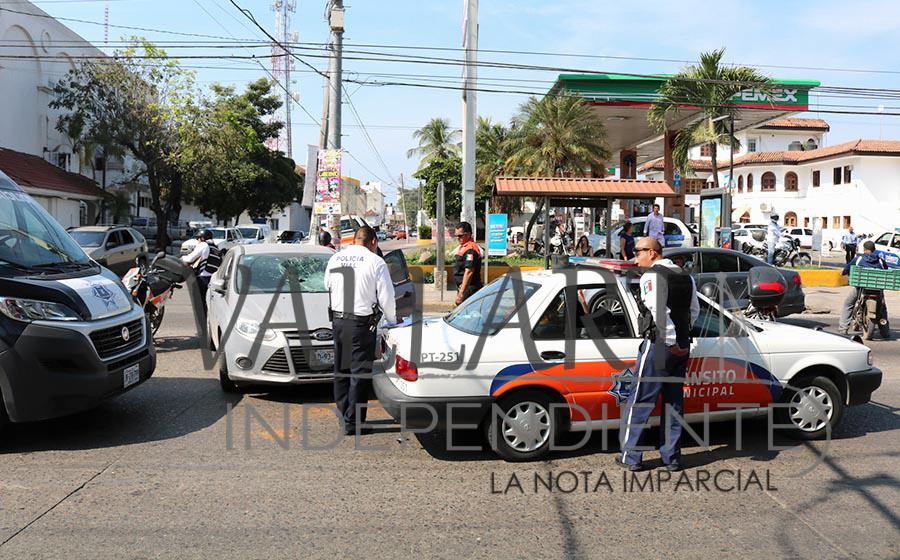 Se ‘vuela el semáforo’ y sale volando al chocar con un auto