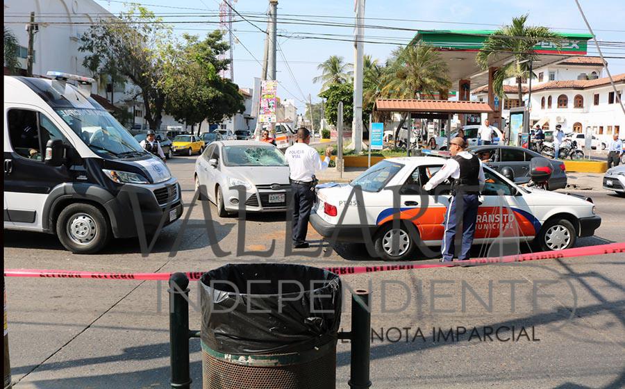 Se ‘vuela el semáforo’ y sale volando al chocar con un auto