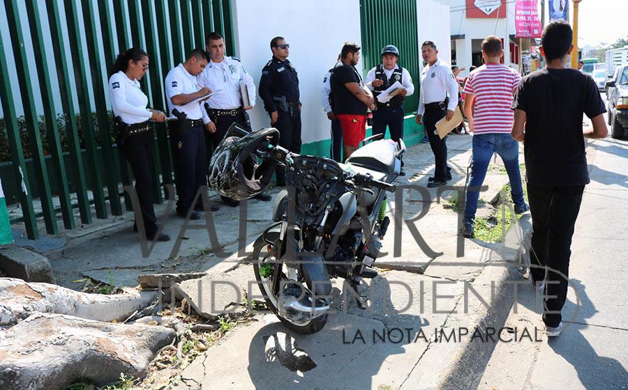 Se ‘vuela el semáforo’ y sale volando al chocar con un auto