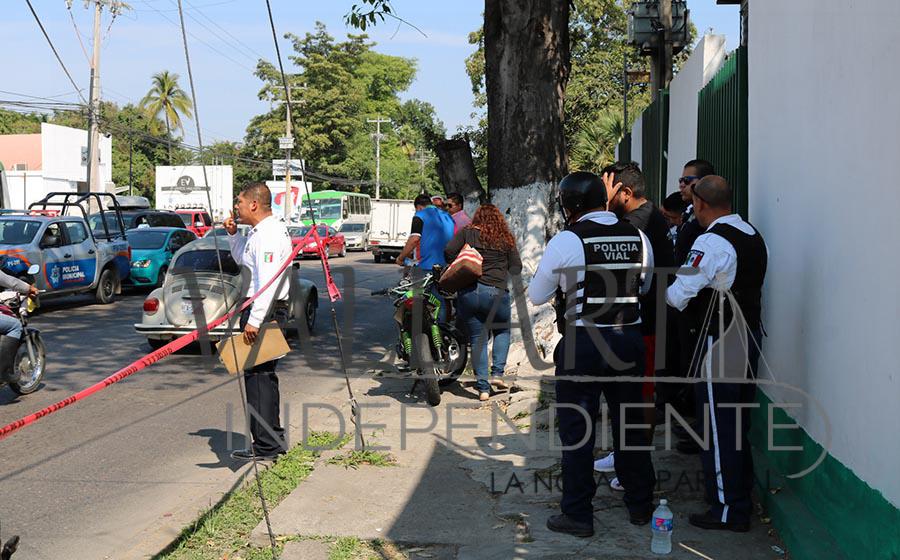 Se ‘vuela el semáforo’ y sale volando al chocar con un auto