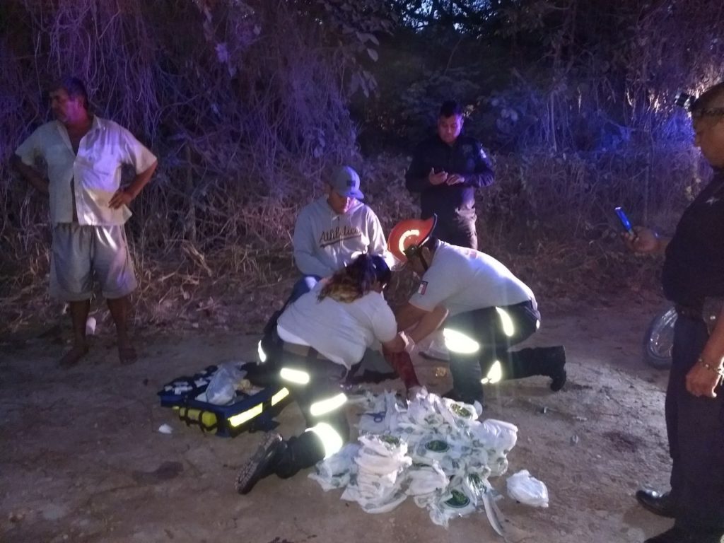 Tiró todas las tortillas al chocar contra otra moto