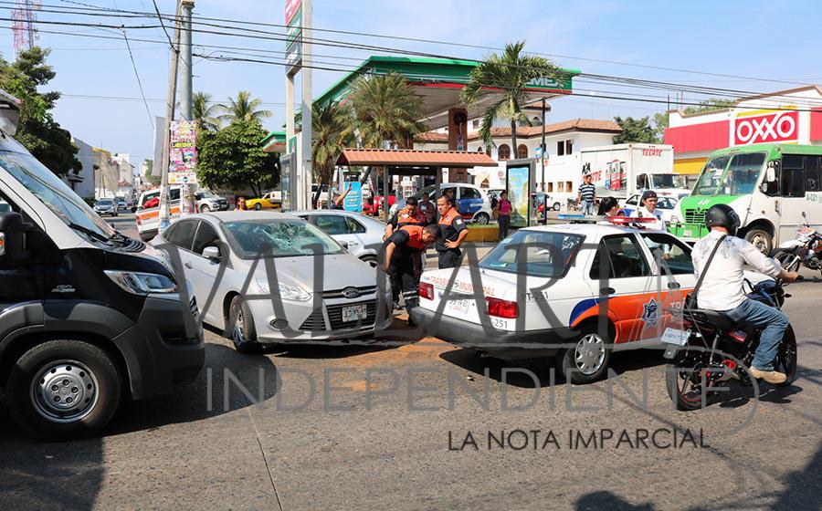 Se ‘vuela el semáforo’ y sale volando al chocar con un auto