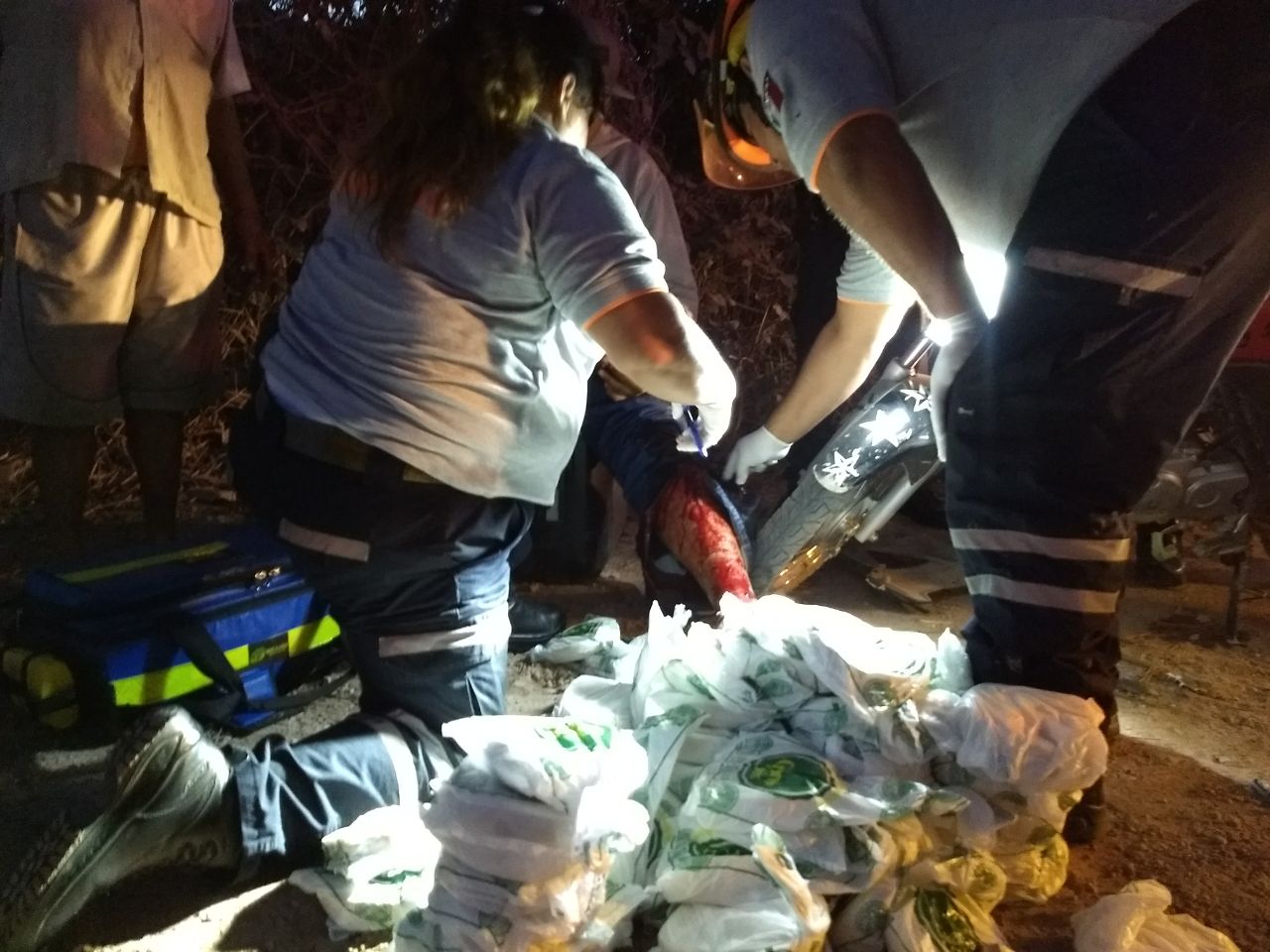 Tiró todas las tortillas al chocar contra otra moto