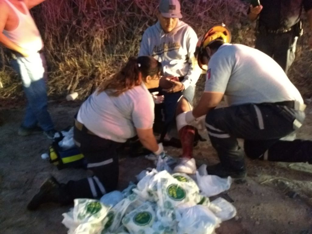 Tiró todas las tortillas al chocar contra otra moto