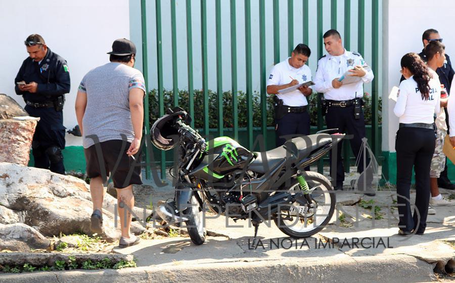 Se ‘vuela el semáforo’ y sale volando al chocar con un auto
