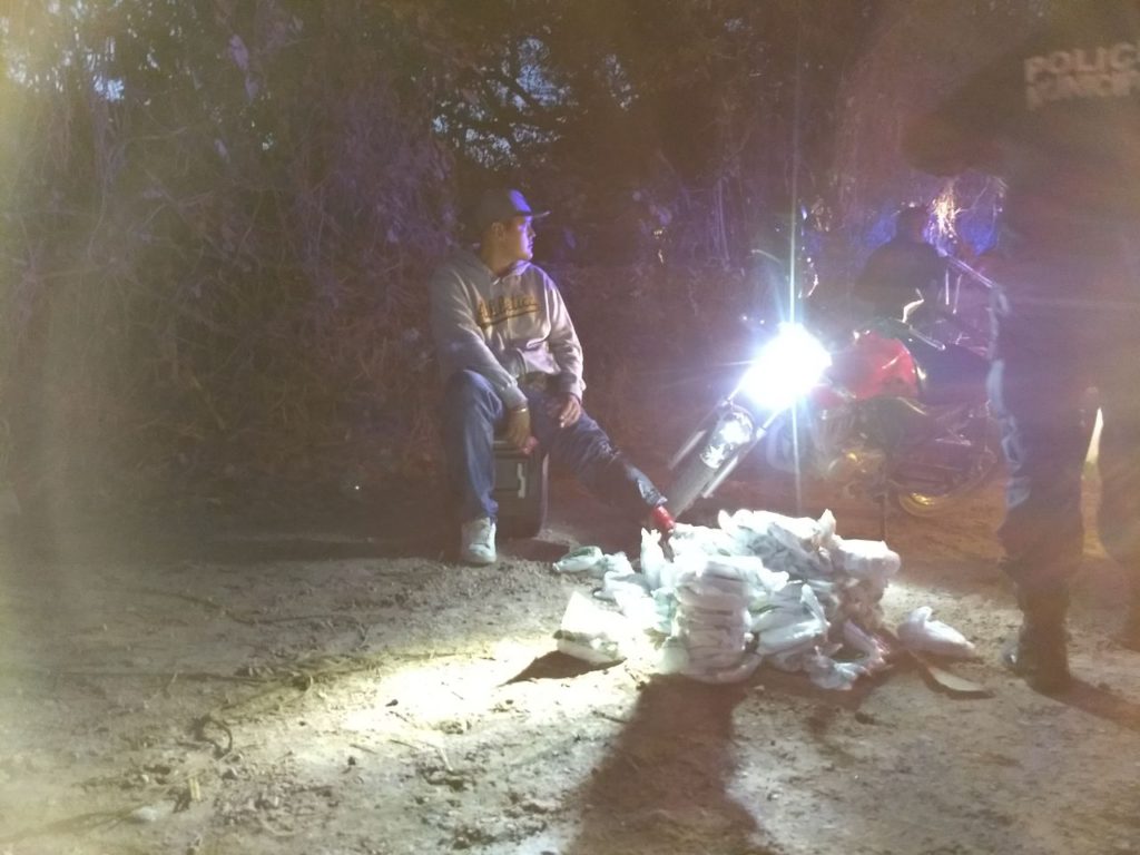 Tiró todas las tortillas al chocar contra otra moto