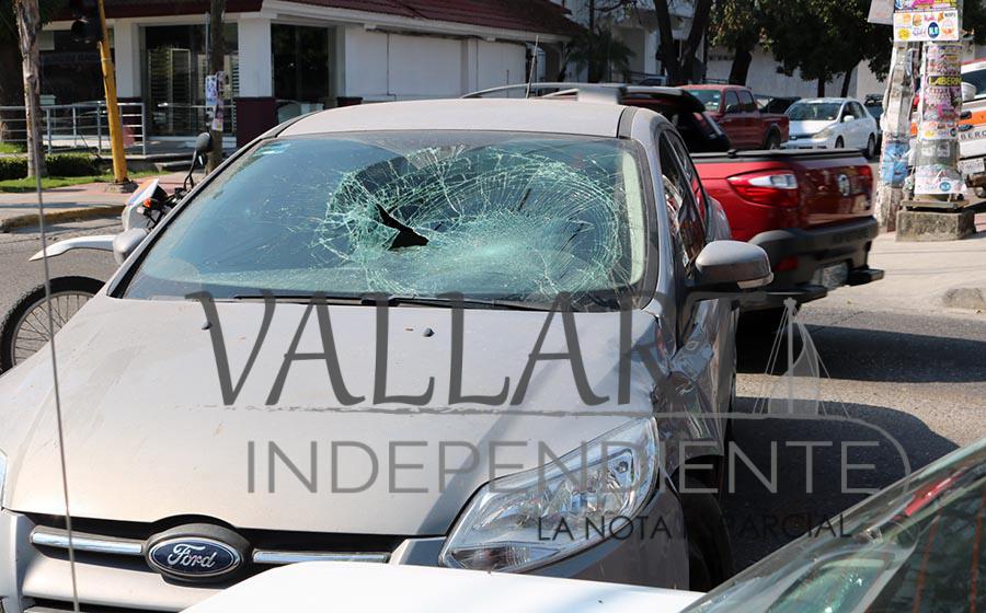 Se ‘vuela el semáforo’ y sale volando al chocar con un auto