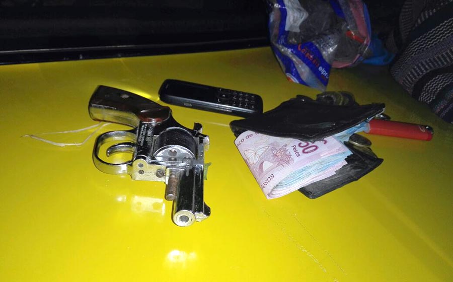 Atrapan a dos ‘asalta gasolineras’; viajaban en un taxi