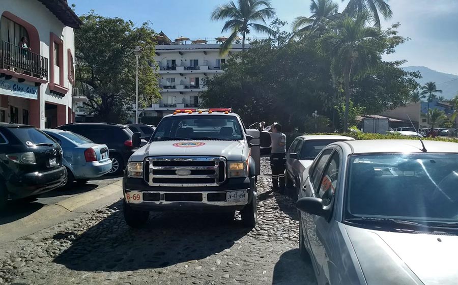 Atacan a balazos a extranjero para asaltarlo en Puerto Vallarta