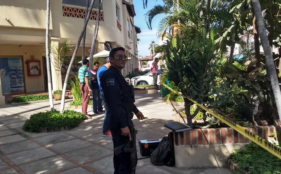 Atacan a balazos a extranjero para asaltarlo en Puerto Vallarta