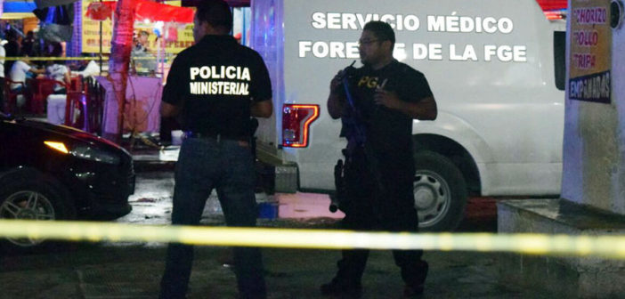 Sicarios acribillan a tres personas en un bar de Cancún