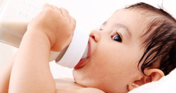 Recostar a bebés mientras toman su biberón puede generar otitis