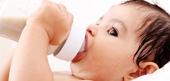 Recostar a bebés mientras toman su biberón puede generar otitis