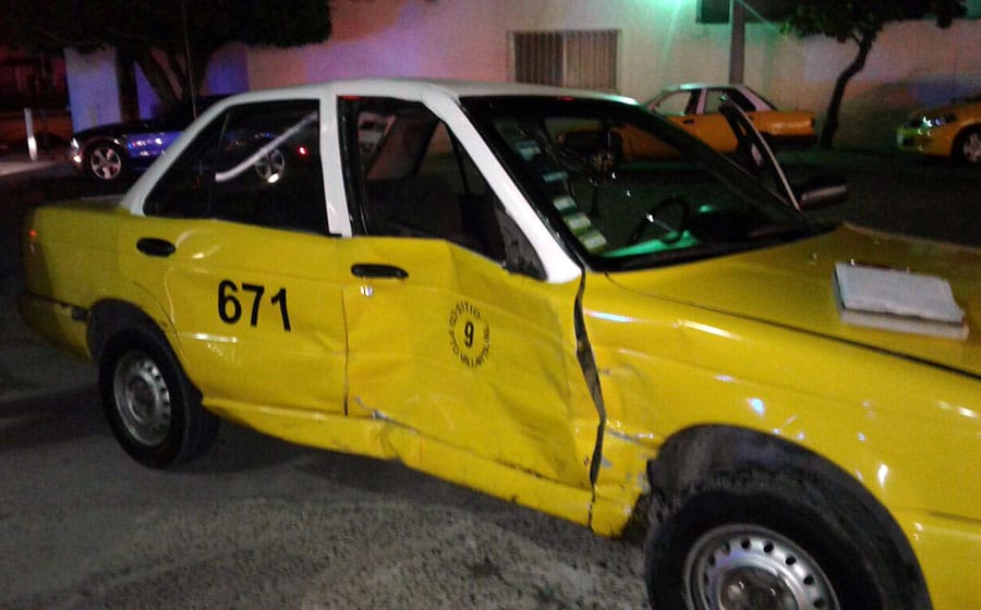 Chocan Taxi y Uber; uno de ellos se ‘robó' el semáforo
