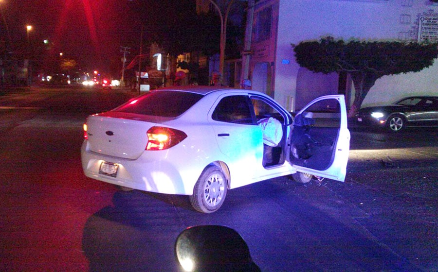 Chocan Taxi y Uber; uno de ellos se ‘robó' el semáforo