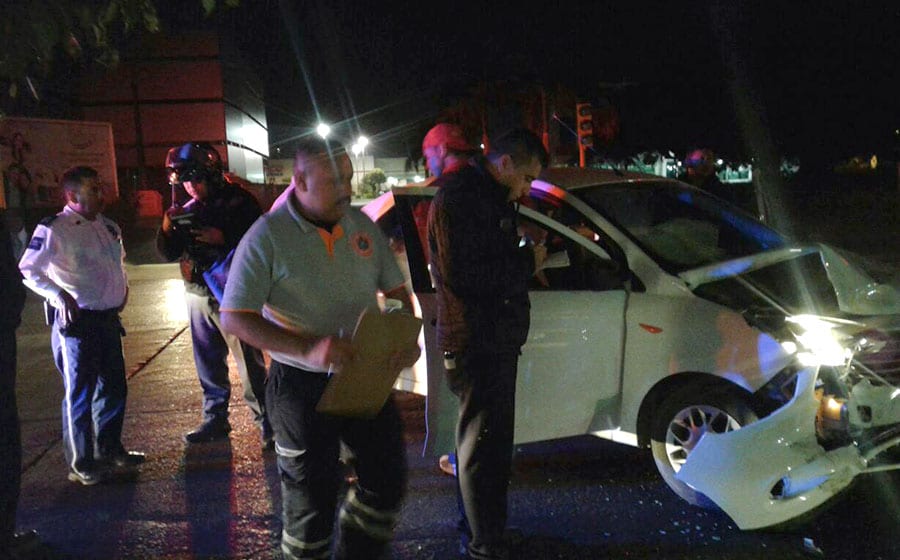 Chocan Taxi y Uber; uno de ellos se ‘robó' el semáforo