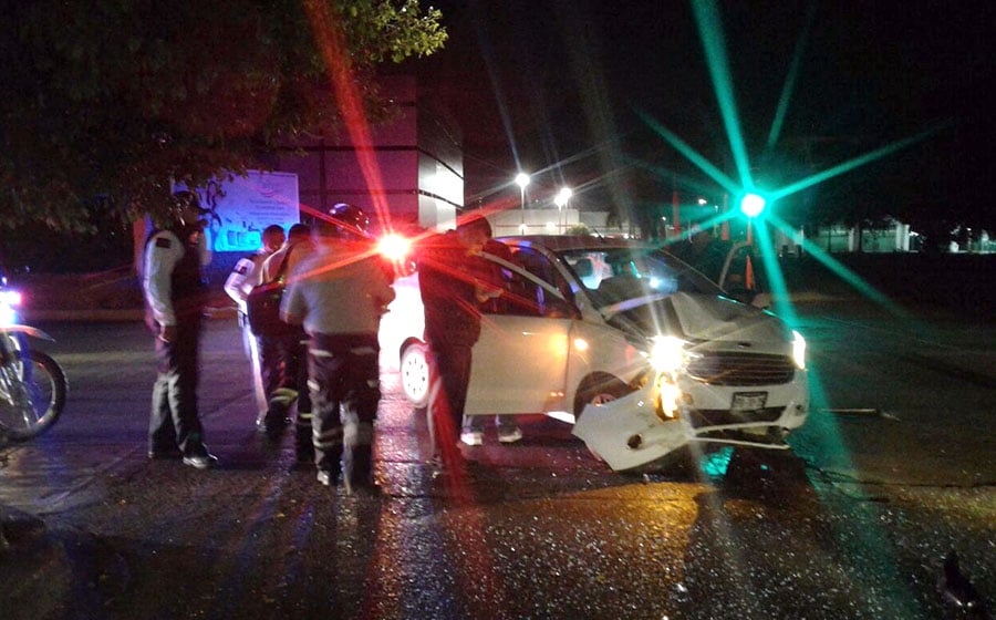 Chocan Taxi y Uber; uno de ellos se ‘robó' el semáforo