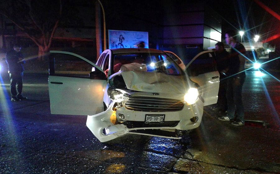 Chocan Taxi y Uber; uno de ellos se ‘robó' el semáforo