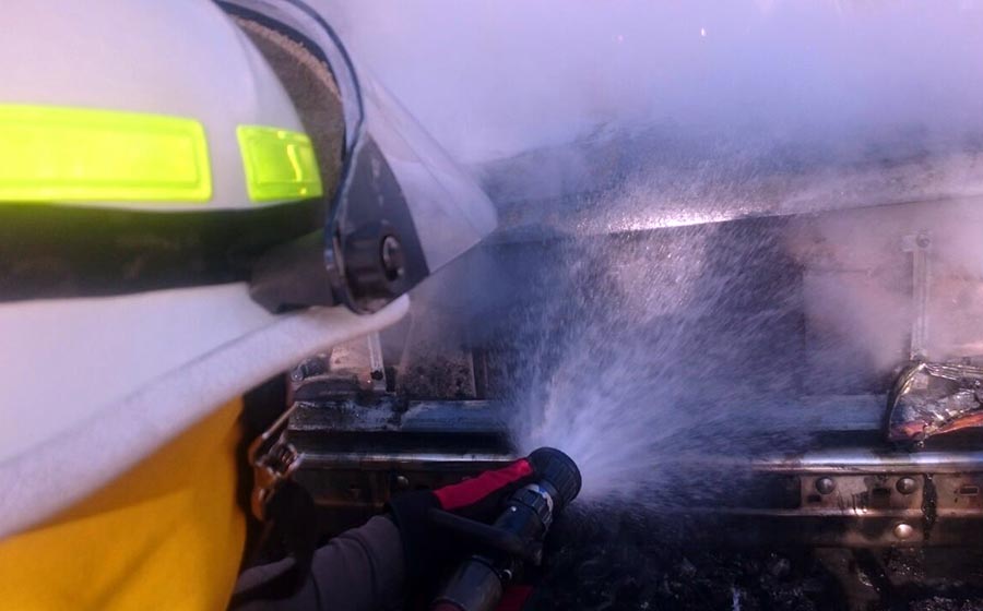 Camioneta ocasiona incendio forestal en Mascota