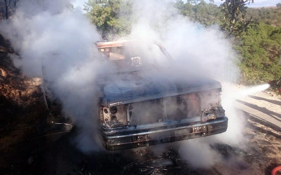 Camioneta ocasiona incendio forestal en Mascota