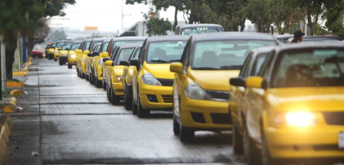 Taxistas piden al gobierno estatal que haya solo 1600 Uber