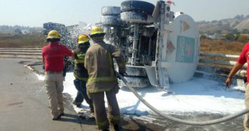 Vuelca pipa cargada con 30 mil litros de combustible