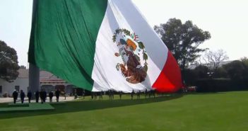 Izan al revés bandera mexicana en Campo Marte