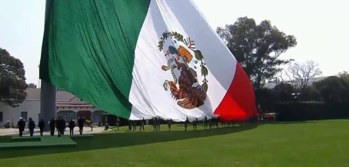 Izan al revés bandera mexicana en Campo Marte